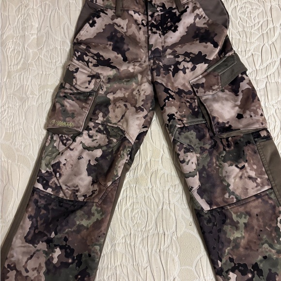 LIKE NEW! Magellan Softshell Camo Pants Youth Size Small - Picture 1 of 3